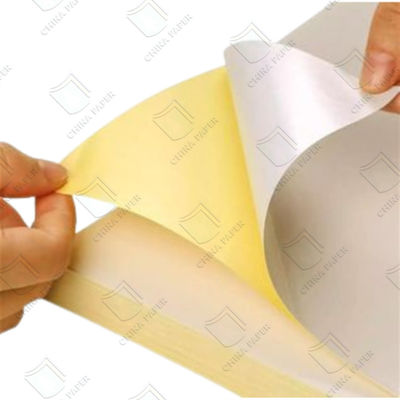 قیمت خوب رول کاغذ گلاسین با روکش سیلیکون یک طرفه، رنگ های سفید و زرد، برای ساخت کاغذ لیبل آنلاین